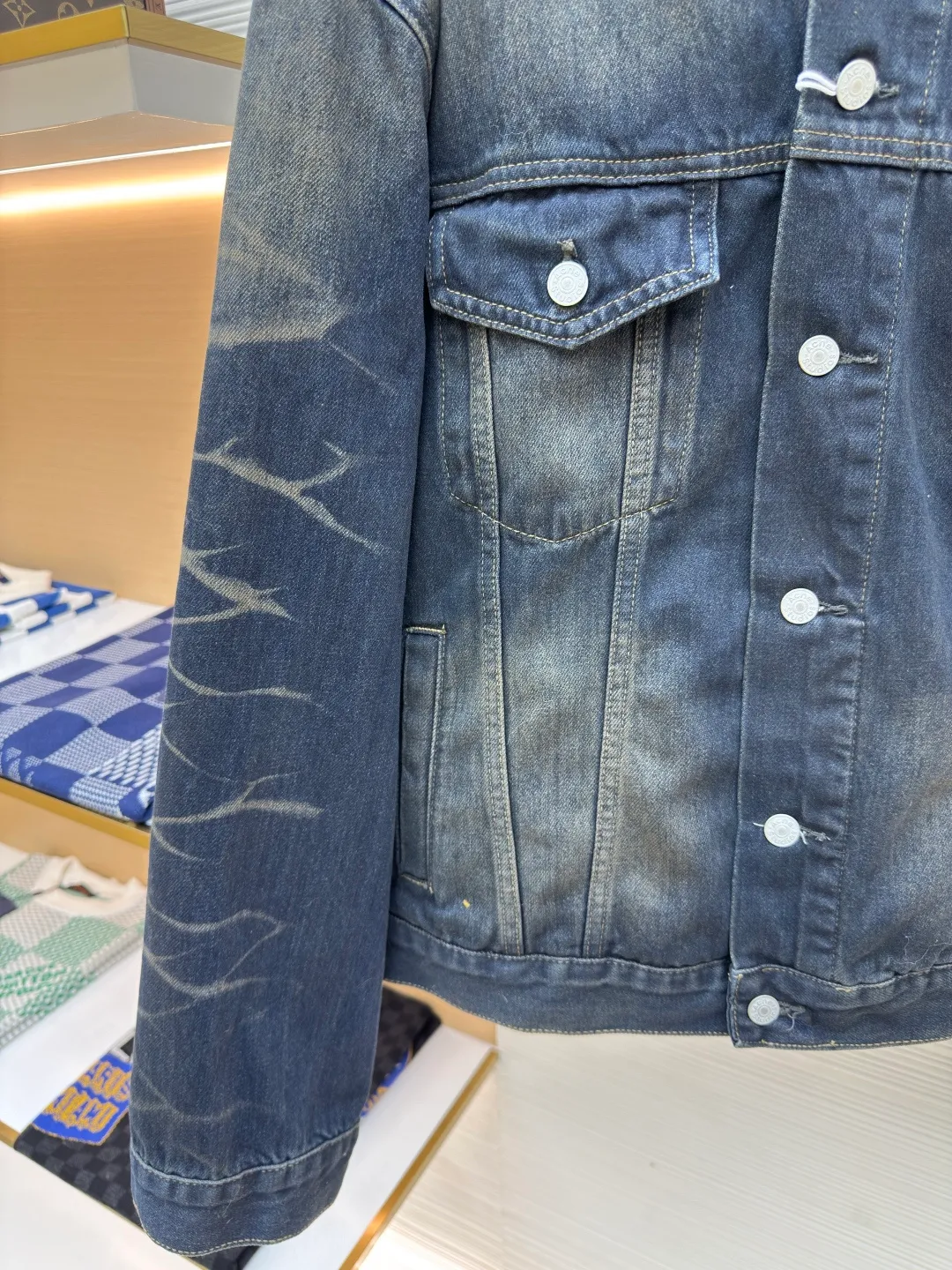 Acne Studios embroidered denim jacket ●Authentic product: Purchased and developed for 8500 ●Item No.: 1680047-B80 ●Material: densely woven cotton denim fabric ●Technology: embroidery production ●Version: Fitted version ●Weight: about 1020 ●Size: S-M-L-XL ●Description: Customized densely woven cotton denim material with excellent texture and comfortable skin fit. Use gradient fried blue as the base tone, natural and layered It is the ultimate display of retro aesthetics. The collar leather has been sublimated, and studs are inlaid at random around the collar. It has received a new interpretation. Acne Studios' light or dark stitches are jumping and intertwined on the sleeves. It is a miniature presentation of the brand spirit. It breaks the monotony and rigidity of traditional denim jackets. It interprets with a unique design and has become the new favorite of retro fashion. It uses imported machine embroidery technology and uses advanced computer control systems and precision mechanical components. AcneStudios embroidery operations have high precision. The lines are smooth and delicate. Multiple sand-rubbers are used to rub the specific parts with a high-pressure spray gun to achieve a local gradient effect. Then, a unique texture pattern is created through frosting technology. The workmanship is extremely complex, time-consuming and labor-intensive. The overall wiring is straight and delicate, the fabric is comfortable and soft, and the color is consistent without color difference. It can be matched with the same style to create a fashionable look and control various occasions. Customized accessories, complete with three standards, same style for men and women!